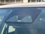 【スマートアシスト】走行中に前方の車両等を認識し、衝突しそうな時は警報とブレーキで衝突回避と被害軽減をアシスト。より安全にドライブをお楽しみいただけます。