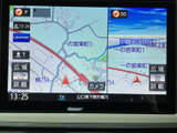 見やすい地図画面で、スムーズなナビゲーションを。周辺道路情報も確認でき、初めての場所へも安心してお出かけいただけます。