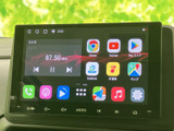 カーナビゲーションシステムが搭載されており、運転をサポートします。お出かけ前に目的地を設定すれば、スムーズな移動が可能です。