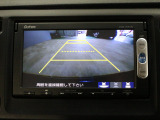 【バックカメラ】シフトを「R」の位置に入れると、自動的に画面がカメラ映像に切り替わり後方の視界をサポートする必須装備です!