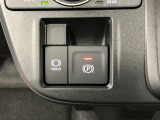 【電動パーキングブレーキ+オートブレーキホールド機能】 指先だけで簡単に操作が可能なパーキングブレーキ、スイッチを押すとブレーキペダルから足を離してもブレーキを保持できるオートブレーキホールド搭載。