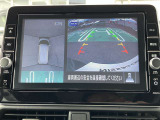 アラウンドビューモニター、駐車中の車を空から見下ろしているかのような映像で表示し、駐車をアシストします