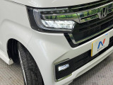 【LEDヘッドライト】悪天候や夜間走行時も良好な視界を確保し安心して運転できる高輝度LEDヘッドライトを装備!点灯速度が早く、消費電力も抑えられています。