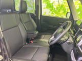 運転席からの視界は広く、運転操作もスムーズに行えます。シート形状も工夫されており、長時間のドライブでも疲れにくいでしょう。