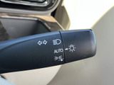 操作しやすいウインカーレバーで、安全な車線変更をサポート。オート機能も搭載し、運転の負担を軽減します。スムーズな操作感です。
