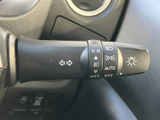 操作しやすいウインカーレバーで、安全な車線変更をサポート。直感的に操作できるので、運転に集中できます。快適な運転環境をご提供します。