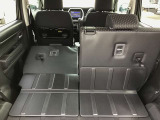 リヤシートを倒すと大きな荷物も搭載可能です。