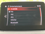 多彩な音源に対応し、車内を最高の音楽空間に変えます。ラジオ、CD、Bluetoothなど、お好みの方法で音楽をお楽しみください。