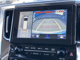 後方状況を鮮明に映し出すモニターは、安全な運転をサポート。狭い道や駐車時にも安心です。