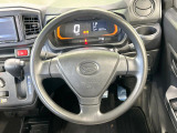 インテリアに合わせたデザインのステアリングは、運転される方のことも考え、運転しやすい形状、大きさです。是非一度、実際に触ってお確かめください。