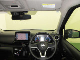 ドライバー目線で、使いやすく安全操作性と良好な視界を実現した運転席です。