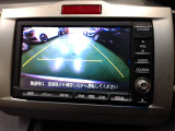 バックカメラの画像です。ガイドラインがスムースな車庫入れをサポートいたします。車庫入れの安心感がアップしますね。