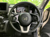 握りやすい形状で、長時間の運転でも疲れにくいステアリング。操作性にも優れており、スムーズなドライビングを可能にします。