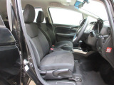 すわり心地の良い運転席・助手席です。長時間のドライブの疲れ軽減に貢献します。どうぞ快適なドライブを♪