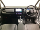 車内は光触媒抗菌消臭施工済です。スタイリッシュなデザインでスポーティなインパネ周りを演出します。グローブボックスやカップホルダーのほかにトレーなどたくさんの収納スペースが付いています。