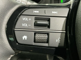 ステアリングにオーディオ操作スイッチが付いています。オーディオ画面に直接タッチしなくても操作が出来ますので、運転に集中できます。
