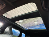 【大型サンルーフ】車内の解放感が一気に上がる大型のパノラマルーフ!季節を問わず開放的で快適なドライブをお楽しみいただけます。流通量も少なく希少価値の高い人気の装備です♪