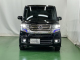 ディスチャージヘッドライト【HID】を装備していますのでとても明るく、夜間の走行や雨の日も安全・安心です。オートライトコントロール付きで周囲の明るさに応じて自動で点灯・消灯します。