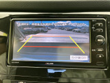 後方の状況を安全確認できるモニターが搭載。駐車時や狭い道での運転をサポートし、安心感を提供します。