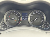 視認性の高いメーター類で、運転に必要な情報を的確に把握できます。落ち着いたデザインは、運転に集中できる空間を演出します。