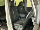 【ベンチシート】運転席と助手席の移動もスムーズ!狭い駐車場での乗り降りや、お子様の乗り降りにも便利です。座席の間にコンソールボックスやドリンクホルダーがないため、車内空間が広く感じます。