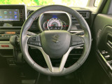 握りやすいステアリングで、運転操作をサポートします。スポーティーなデザインで、運転するたびに気分が高まります。