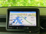 目的地までスムーズに導いてくれるナビゲーションシステム。運転に集中できるから、長距離ドライブも安心です。最新の地図データで快適なカーライフを。