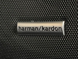 【ハーマンカードンサウンドシステム】メーカーオプションの高品位サウンドシステムを搭載。専用のチューニングが施された大小様々なスピーカーから良質なサウンドが奏でられ、臨場感あふれる音響空間を演出します。