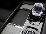 対応機種のスマートフォンを、トンネルコンソールの下のラバープレートに置いておくだけで充電可能。センターディスプレイの機能ビューを使用して、充電プレートのオンとオフを切り替えることができます。