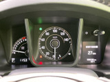 視認性の高いメーター類が、運転に必要な情報を的確に伝えます。運転に集中できる、シンプルで機能的なデザインが魅力です。