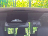 【プリクラッシュセーフティ】前方の車両等を検知し、衝突しそうな時は警報で注意を促し、ブレーキを踏む力をサポート。ブレーキを踏めなかった場合は衝突被害軽減ブレーキが作動、衝突回避をサポートします。