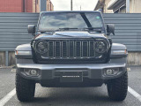 Jeepの象徴7スロットグリルがインパクトあります。フロントに障害物センサーを標準装備しております。
