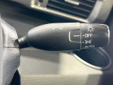 【オートライト】周りの明るさに応じて自動でヘッドライトの点灯・消灯ができる機能です!ライトの付け忘れ・消し忘れなどが無くなり、雨の日や夕方の走行も安心!トンネル通過時も便利ですね♪
