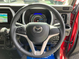 運転席は、ハンドルから手が届きやすい位置にスイッチ類が配置され、ロングドライブなども快適に楽しめます。
