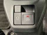 指先だけで簡単に操作が可能な電動パーキングブレーキを採用。「HOLD」スイッチを押すと、渋滞や信号待ちなどでブレーキペダルから足を離しても、ブレーキを保持するので安心です
