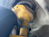 【ビルシュタイン製ダンパー】高速走行時の車両安定性を向上させてくれる人気の装備。街乗りの乗り心地も犠牲にせず、スポーティな走行をお楽しみいただけます♪