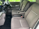 運転に集中できる、シンプルで機能的な空間。視認性に優れたメーター類や、操作しやすいスイッチ類が快適なドライブをサポートします。