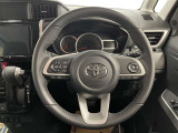 快適な操作性の運転席、ハンドルも綺麗に清掃済みです!もちろん安全を守るエアバッグも装備しているので安心してお乗りいただけます(^^)
