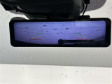【デジタルルームミラー】車両後方カメラの映像をルームミラーに映すことが出来ます。 そのため、後席に人や荷物があって後方が見えづらい場合でもしっかり視界を確保することが出来ます。