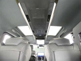 室内に心地いい解放感を。パノラマムーンルーフ付きです。キャンプで星空を眺められます!