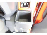 【カップホルダー】缶ジュースやペットボトルなどを置いたり、ちょっとした小物入れにもなります。