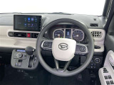 運転席まわりです。 各操作スイッチは使いやすい位置に配置されてます。