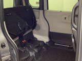 ★チップアップ&ダイブダウン機能付き【ULTR SEAT】は後席座面を左右分割で跳ね上げることができます☆トランクで積載できない背の高い荷物をラクラク収納できます。ホンダ車ならではの人気装備です♪