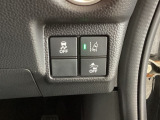 Hondaセンシング用の、VSA(ABS+TCS+横滑り抑制)解除と路外逸脱抑制機能のオンオフスイッチなどはハンドルの右側に装備しています。