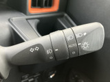 操作感の良いレバーで、スムーズなウインカー操作が可能。オート機能も搭載し、安全運転をサポートします。