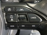 ステアリングには運転中でも簡単に操作できる各種スイッチついてます