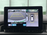 【マルチビューカメラシステム】まるでクルマを真上から見下ろしたかのような視点で駐車をサポートします!クルマの斜め後ろや真横など、前後左右の4つのカメラの映像が合成されて、モニターに映し出されます。