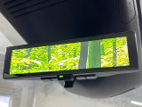 【インテリジェントルームミラー】後席の大きな荷物や同乗者で後方が確認しづらい時でも安心!カメラが撮影した車両後方の映像をルームミラー内に表示。クリアな視界で状況の確認が可能です!
