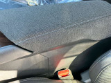 アームレストあると運転中便利です。