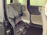 ★チップアップ&ダイブダウン機能付き【ULTR SEAT】は後席座面を左右分割で跳ね上げることができます☆トランクで積載できない背の高い荷物をラクラク収納できます。ホンダ車ならではの人気装備です♪